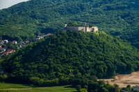 A Hainburgi vr magasodik a szemkzti hegy cscsn