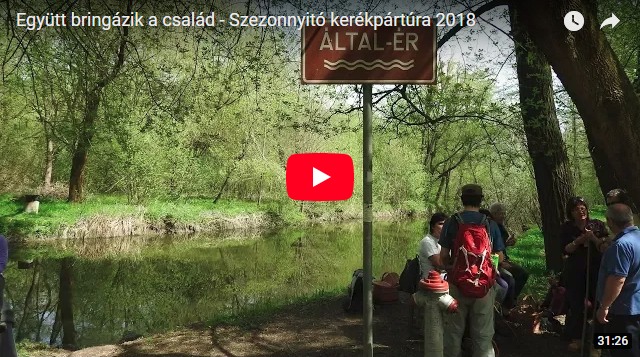 Együtt bringázik a család videó